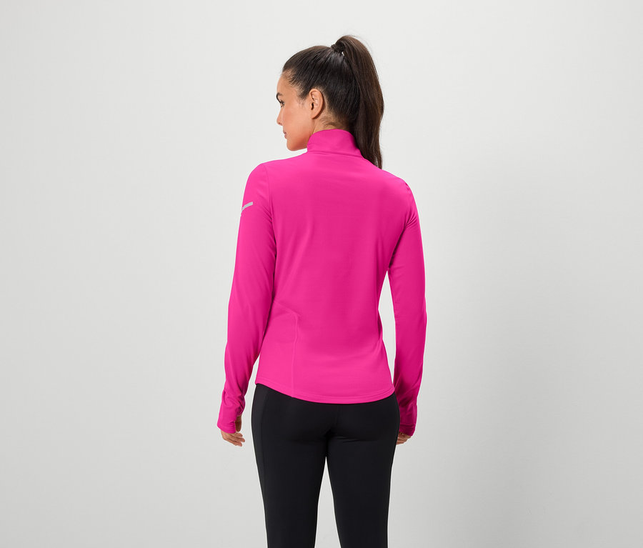 Une femme, vue de dos, porte un haut rose à manches longues et un legging noir.