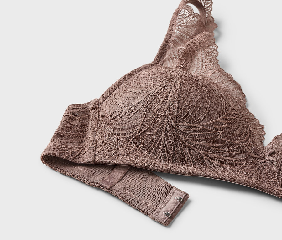Gros plan d'un soutien-gorge en dentelle marron.