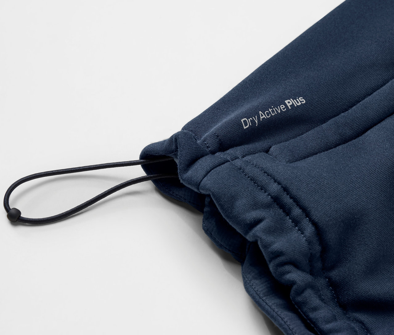 Détail d'un gilet sans manches thermique bleu avec cordon de serrage.