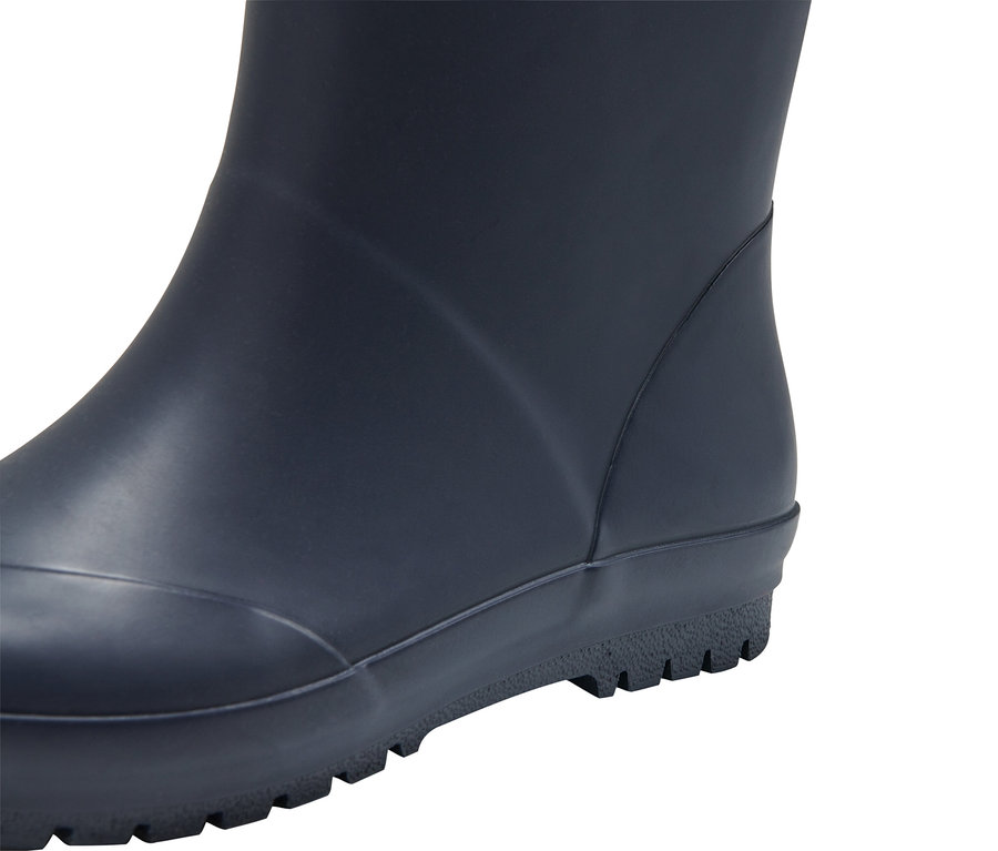 Gros plan sur une botte en caoutchouc bleu marine.