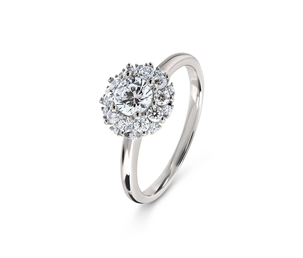 Gros plan d'une bague argentée avec une pierre ronde centrale entourée de pierres plus petites.