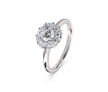 Gros plan d'une bague argentée avec une pierre ronde centrale entourée de pierres plus petites.