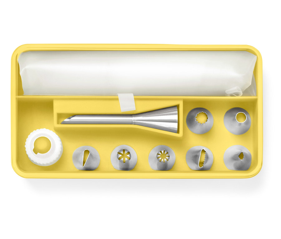 Boîte jaune avec douilles à pâtisserie, adaptateur et poche.