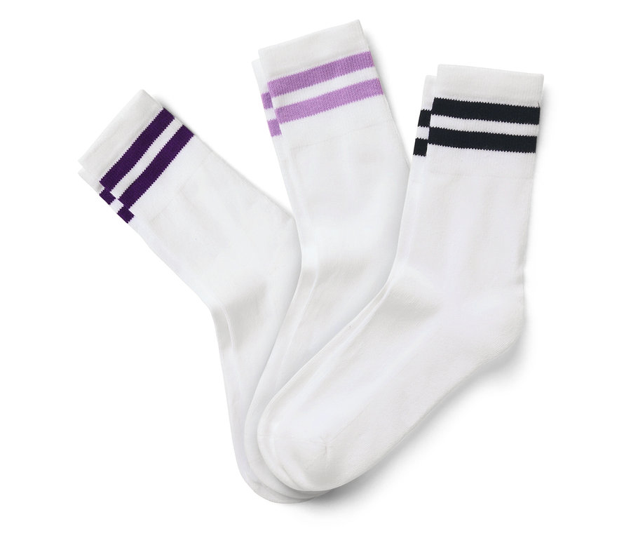 Trois paires de chaussettes blanches avec des rayures violettes et noires.