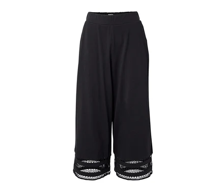 Culotte noire avec broderie à l'ourlet.