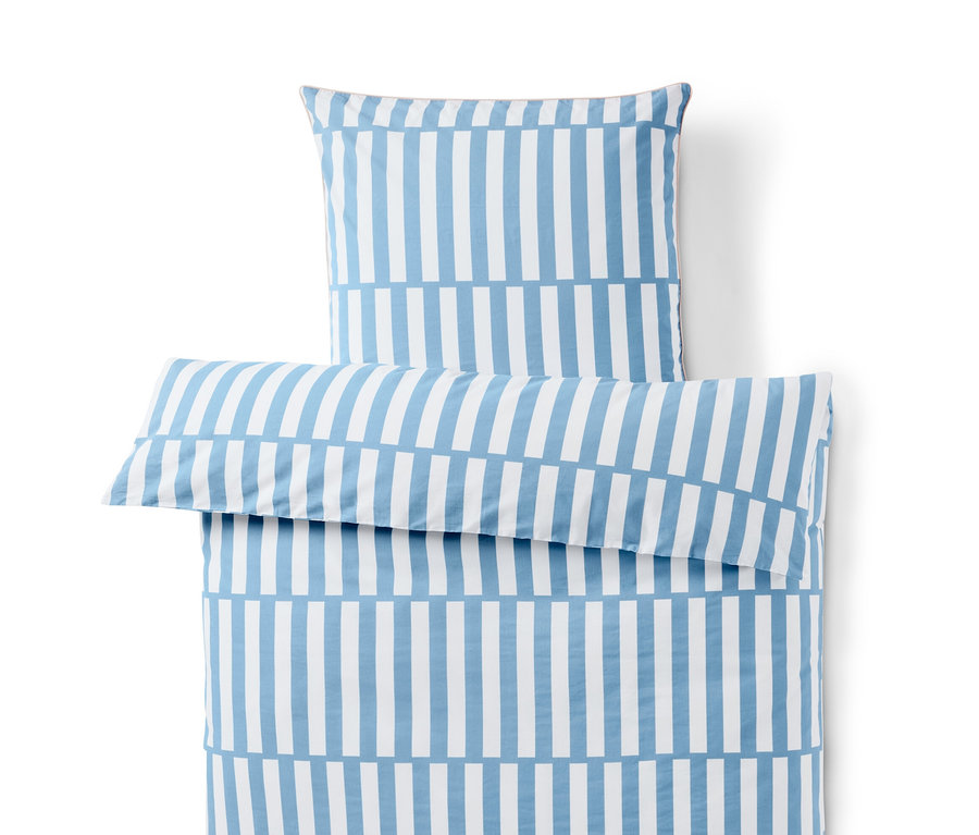 Parure de lit en renforcé bleu de taille standard avec des rayures.