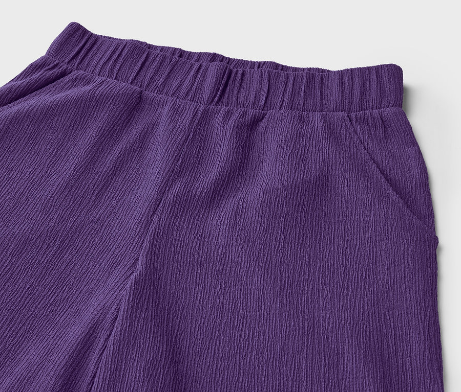 Détail d'un pantalon palazzo structuré violet.