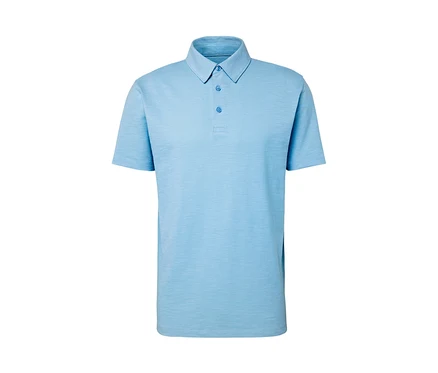 Polo bleu.
