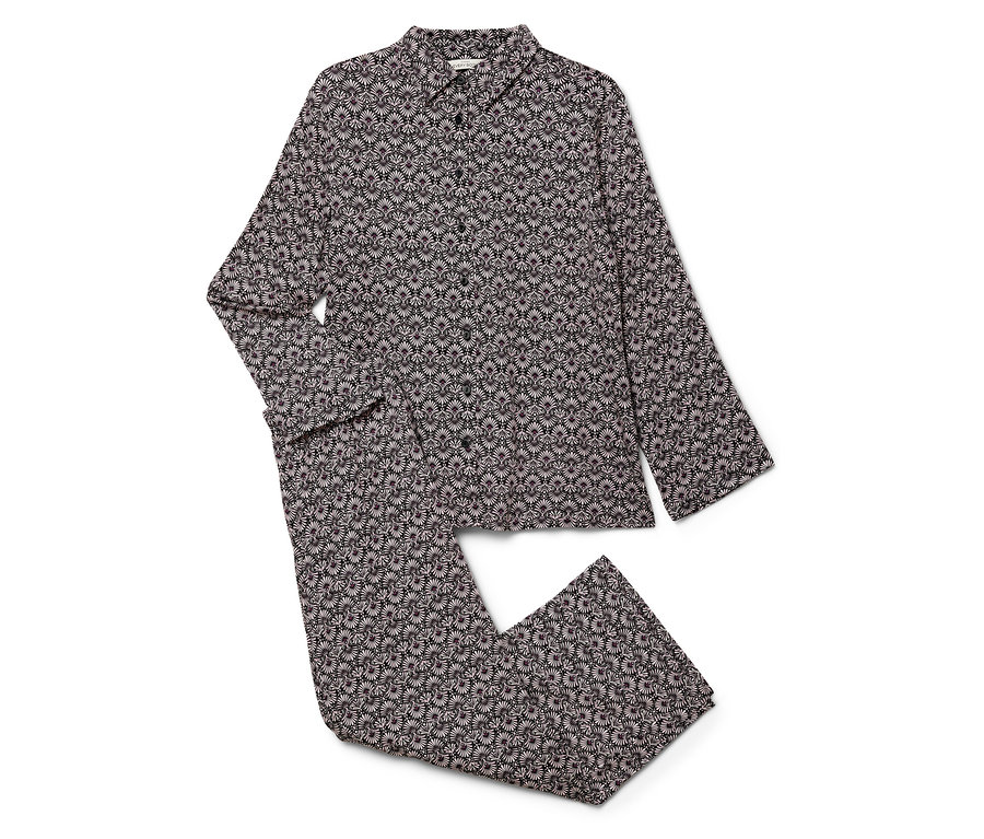 Un ensemble de pyjama à manches longues et un pantalon à motif floral sur un fond blanc.