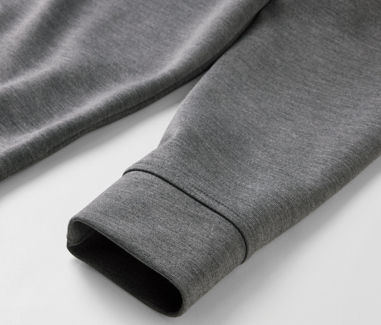 Gros plan sur un sweat à capuche gris chiné en mélange modal.