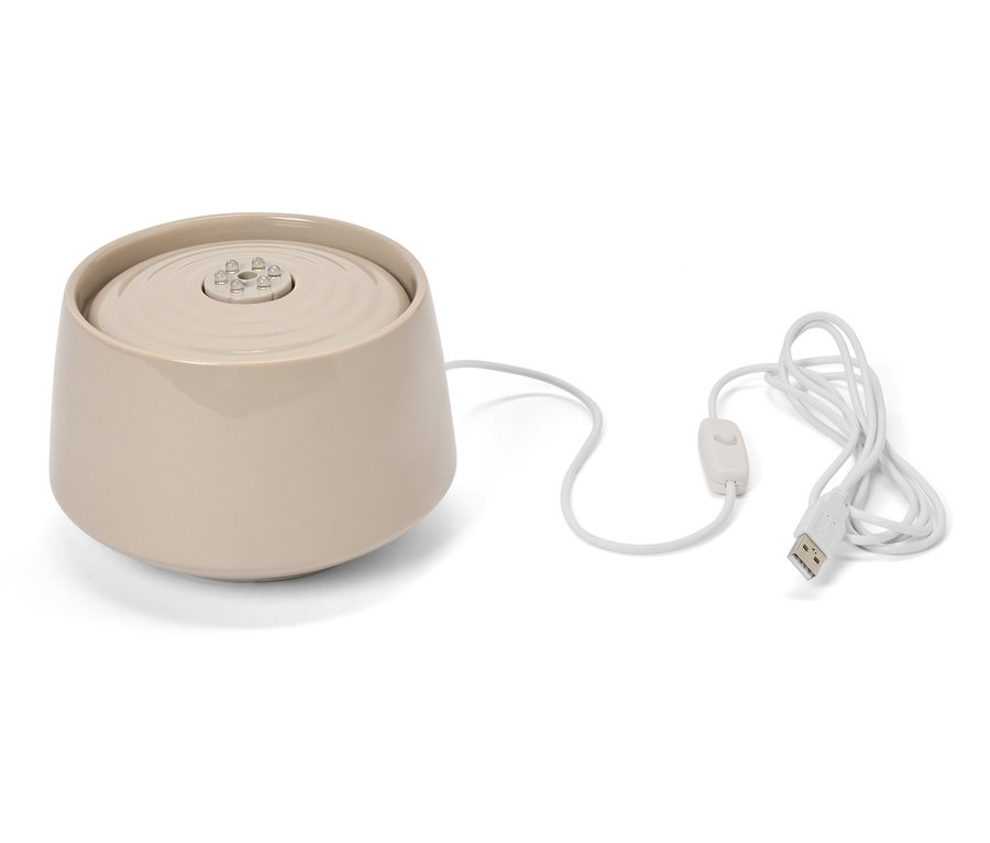 Fontaine à eau beige pour animaux de compagnie avec câble USB.