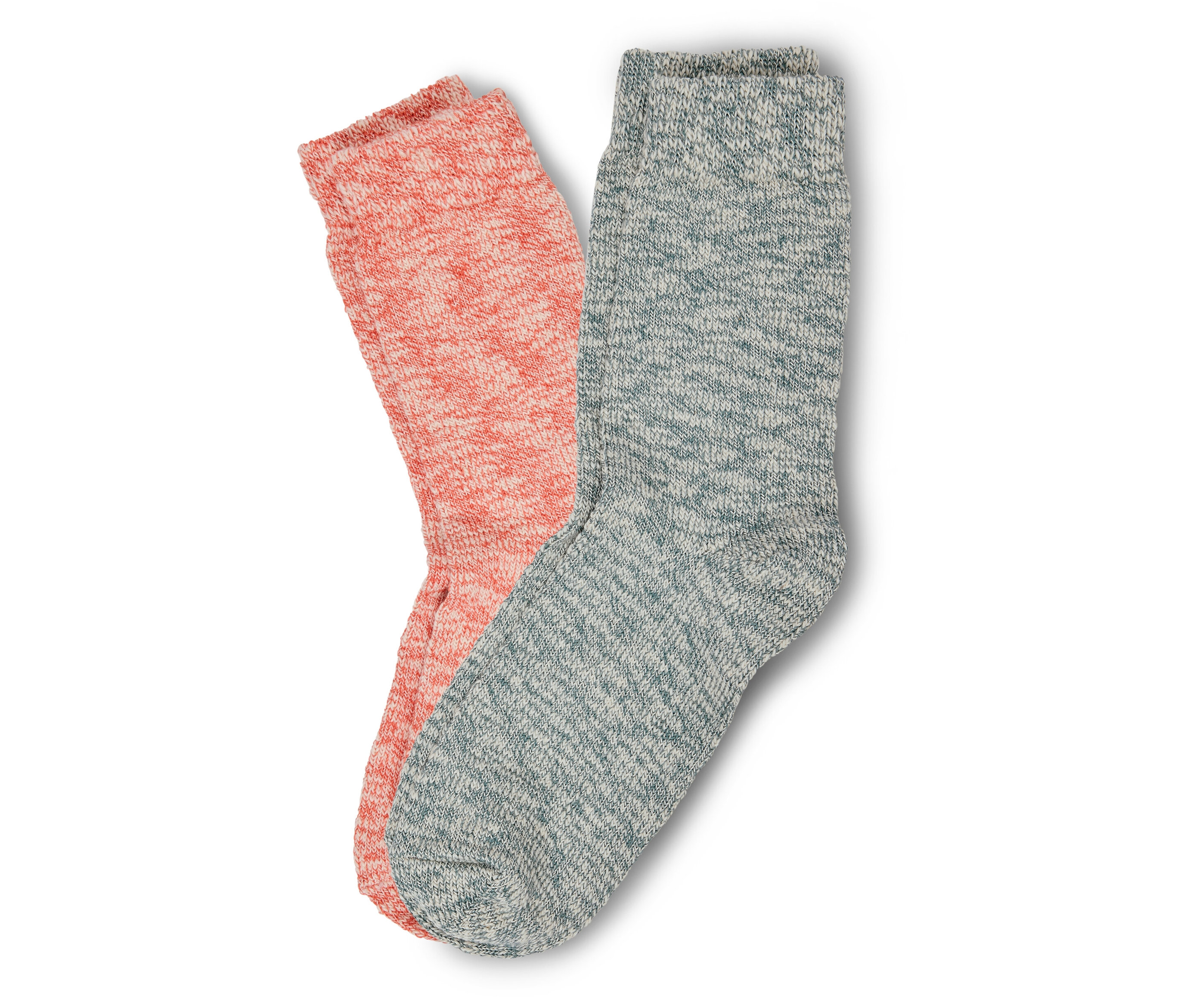 Deux chaussettes tricotées, une abricot et une gris-bleu, sont posées côte à côte sur un fond blanc.