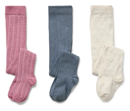 Trois paires de collants pour enfants : rose avec motif torsadé, bleu uni et crème avec des étoiles.