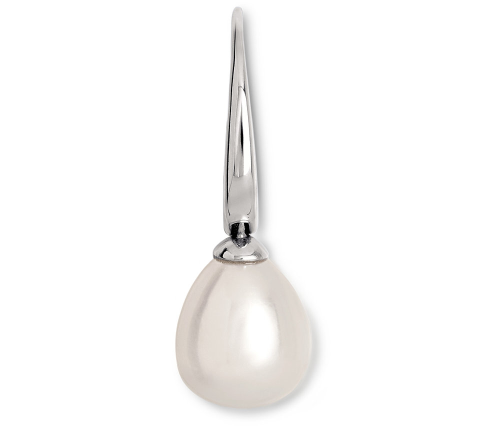 Gros plan d'une boucle d'oreille en argent avec une perle.