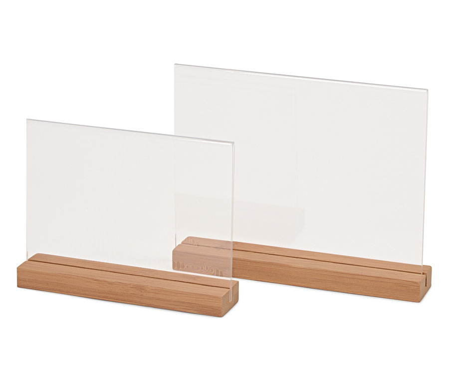 Deux cadres photo en acrylique transparent avec des socles en bois.