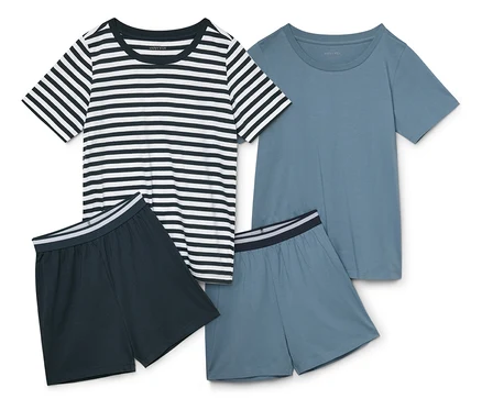 Deux pyjamas courts pour enfant : un rayé et un bleu.