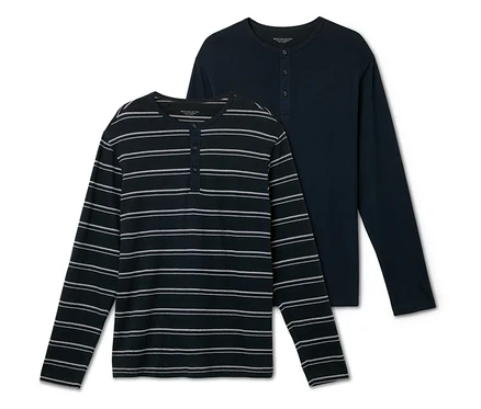 Deux t-shirts à manches longues pour hommes. L'un est bleu foncé avec des rayures blanches, l'autre est bleu foncé uni.