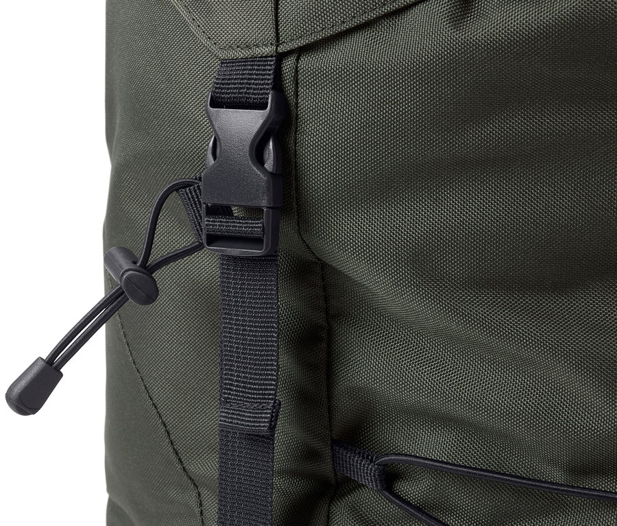 Gros plan d'un sac à dos de randonnée vert de 40 l avec une boucle noire et un cordon de serrage.