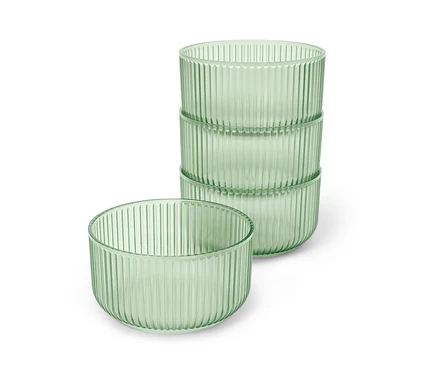 Quatre bols en plastique vert empilés les uns sur les autres.