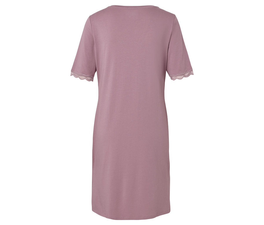 Chemise de nuit rose à manches courtes avec bordure en dentelle.