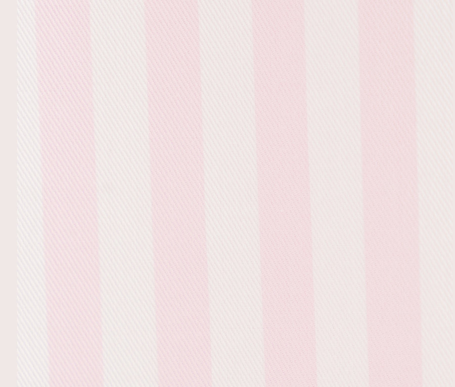 Gros plan de rayures rose clair et blanches. Chemisier oversize Seidensticker, rose.