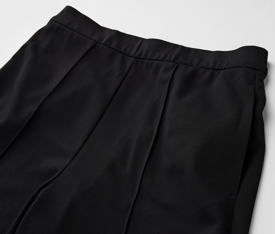 Vue détaillée d'un pantalon en jersey noir avec passepoil.
