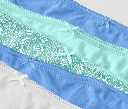 Gros plan de cinq slips multicolores.