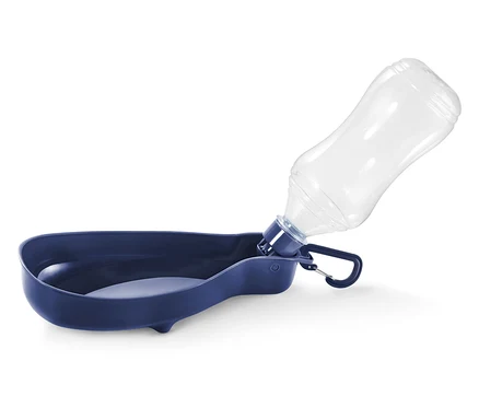 Gamelle bleue pour animaux avec bouteille transparente attachée.