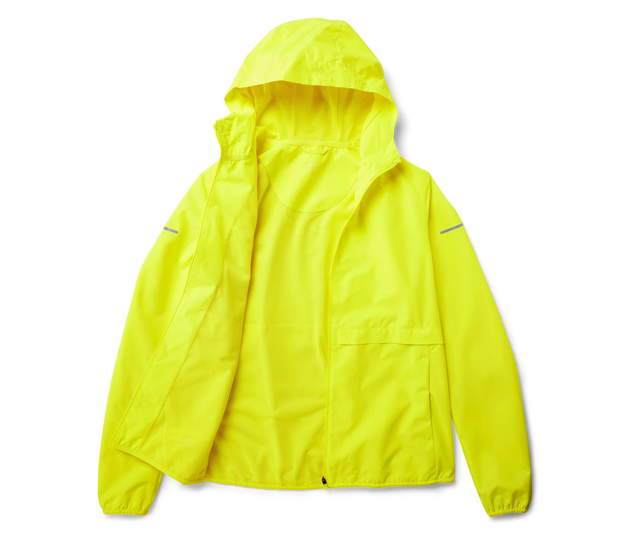 Une veste de pluie jaune fluo avec capuche, ouverte, sur un fond blanc.