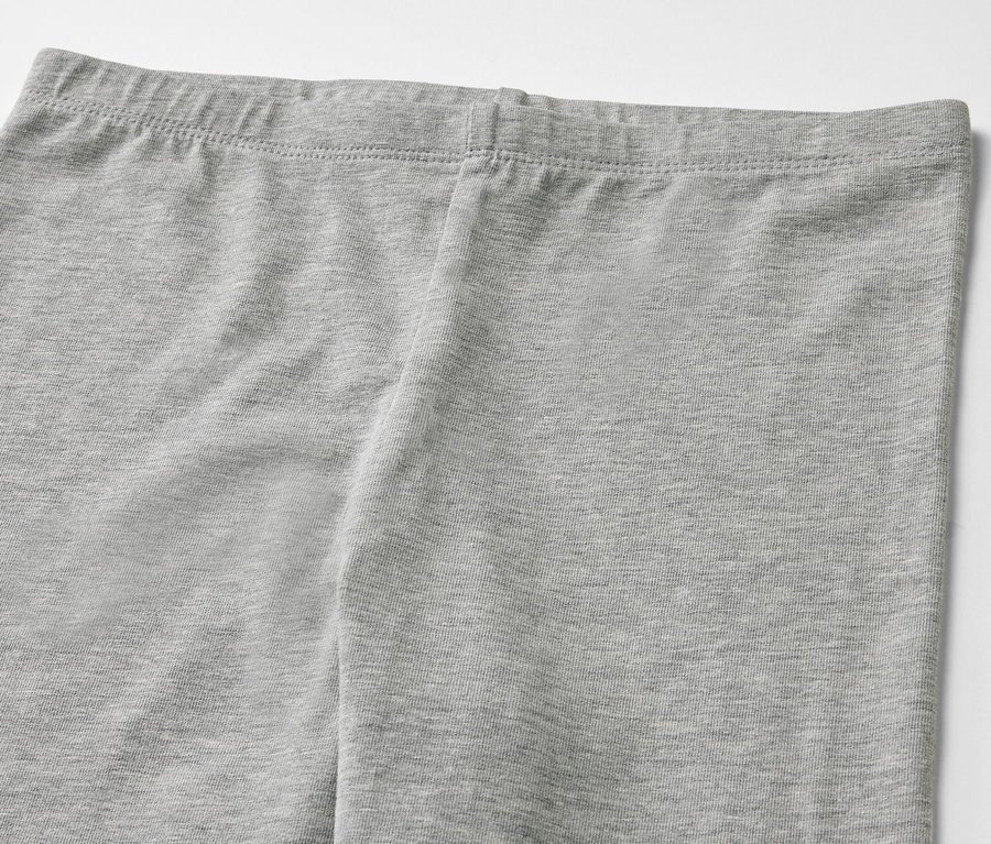 Gros plan sur un lot de 3 leggings gris pour enfants.