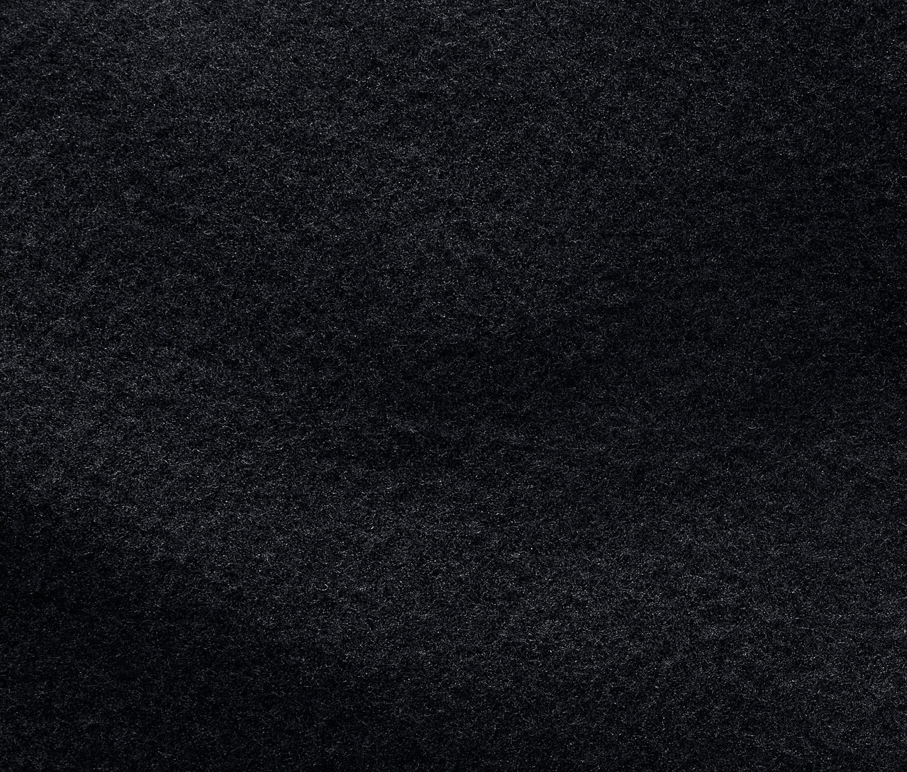 Gros plan sur la texture d'un tissu gris foncé.