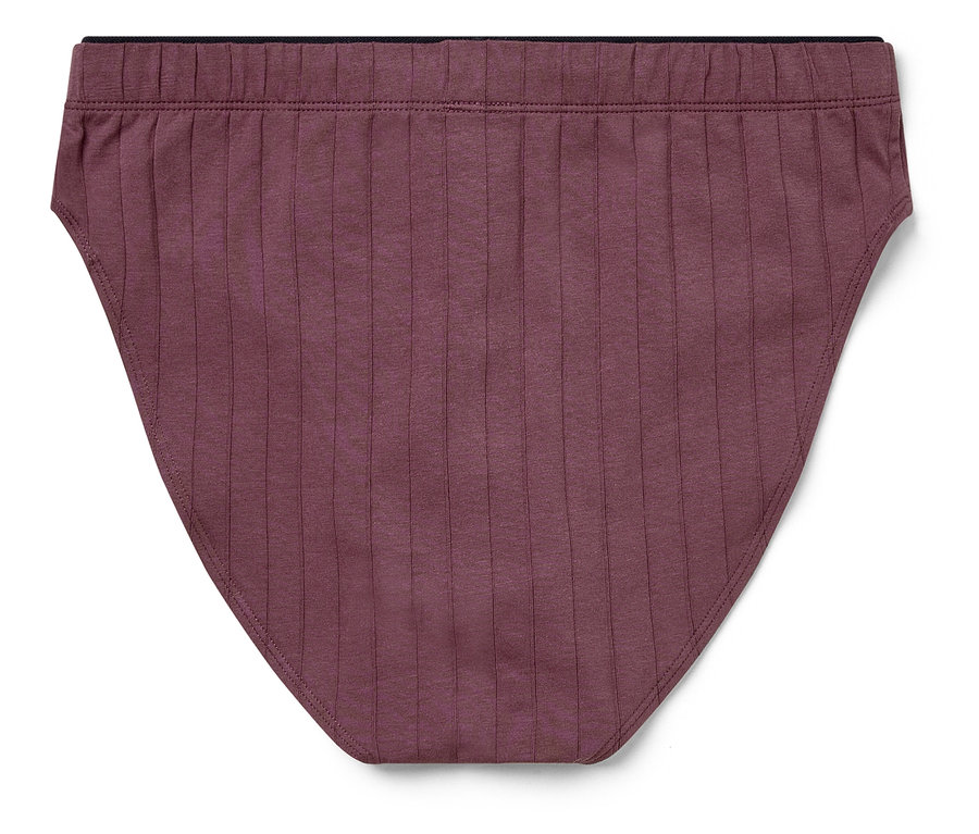 Gros plan d'une culotte violette pour femmes avec une ceinture élastique noire.