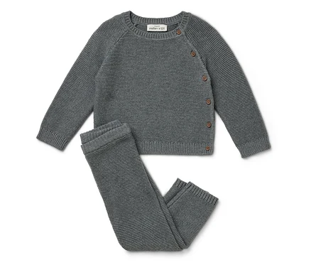 Ensemble en maille gris pour bébé avec pull boutonné et pantalon.