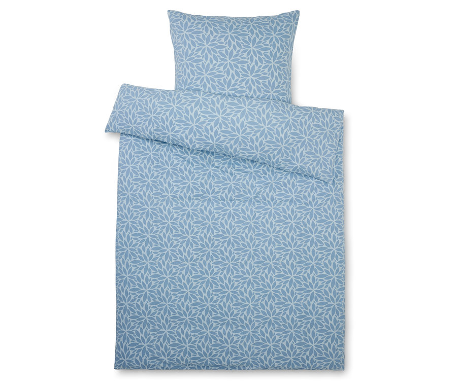 Un ensemble de literie bleu à motifs floraux, comprenant une taie d'oreiller.