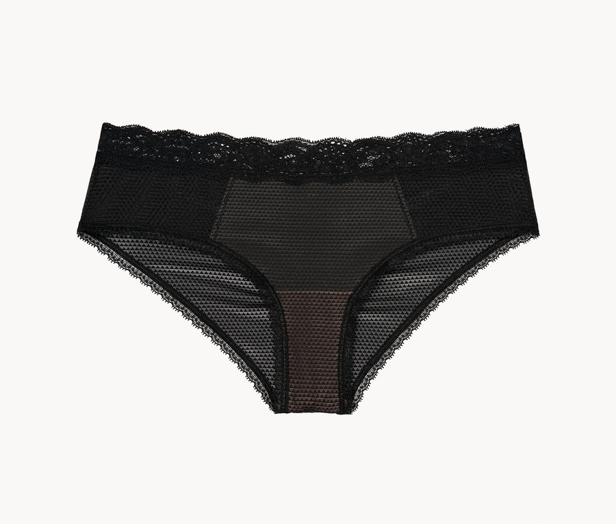Culotte noire en dentelle pour femme sur fond blanc.