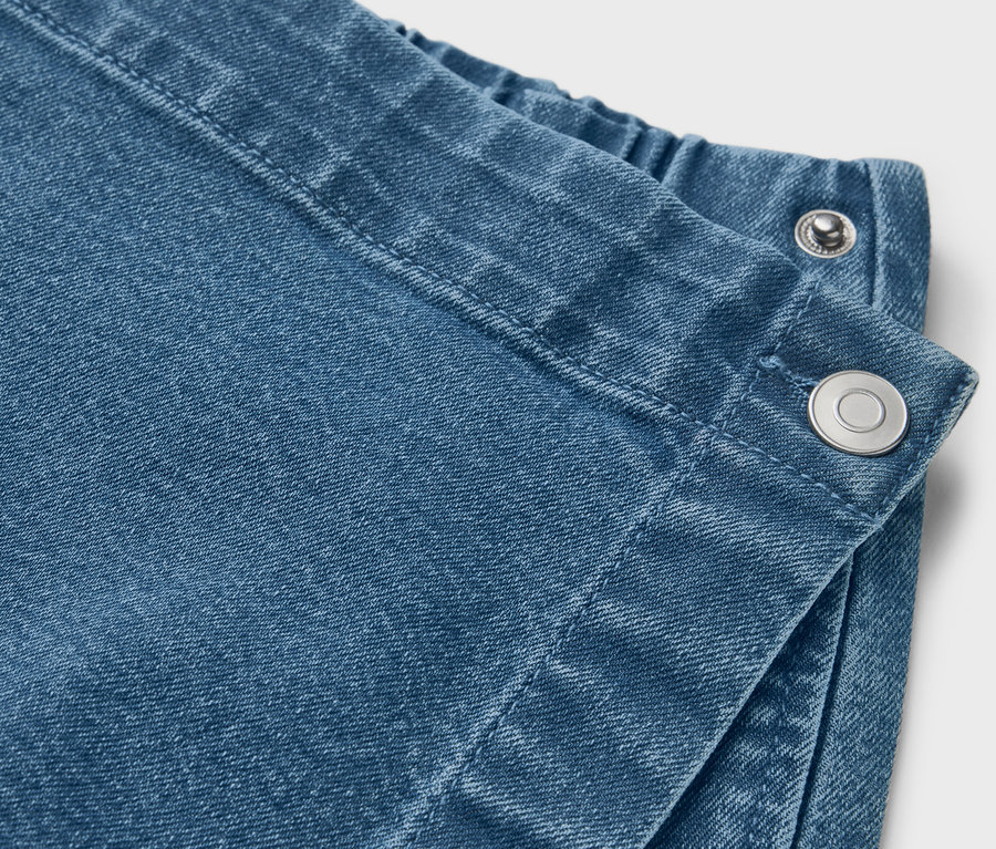 Détail d'une jupe-culotte en jean pour enfant.