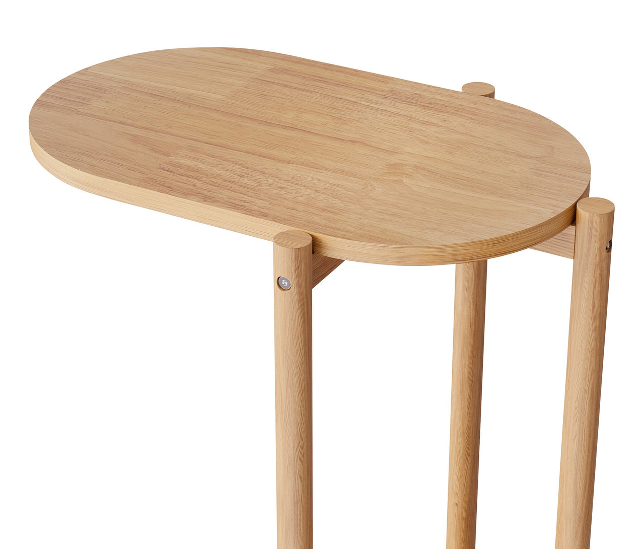 Gros plan sur une table d'appoint ovale en bois avec trois pieds.