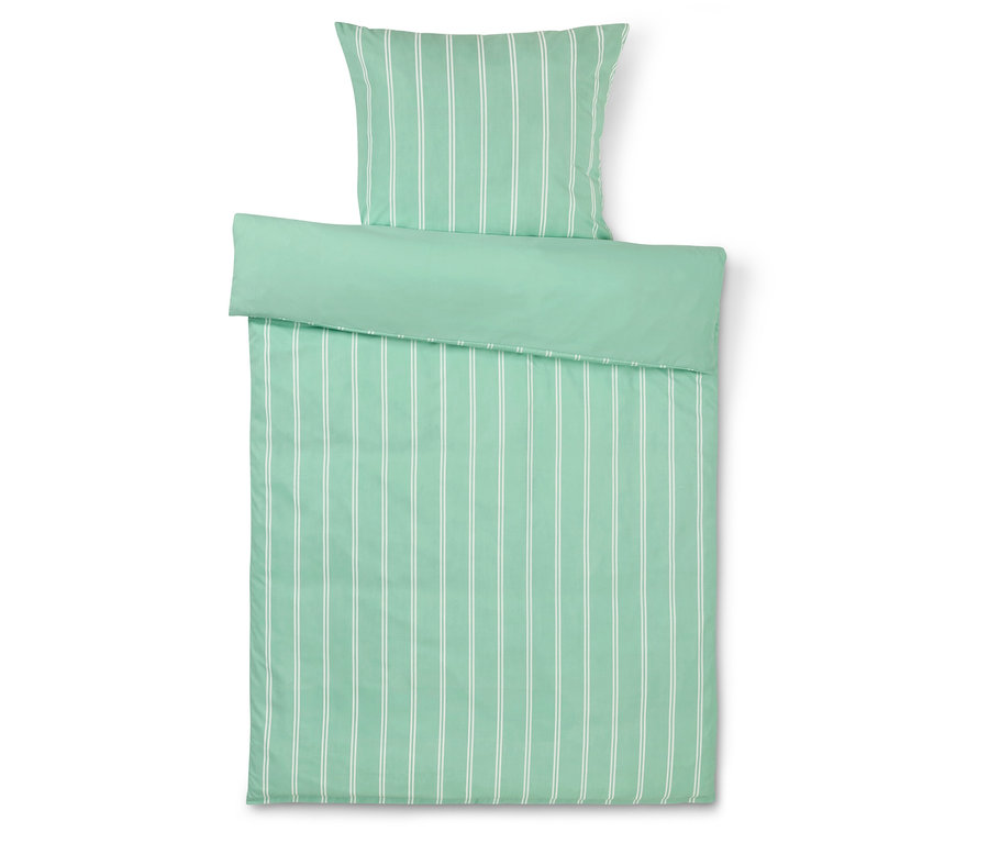 Vue de dessus d'un ensemble de literie comprenant une taie d'oreiller et une housse de couette à rayures verticales blanches sur fond vert.