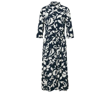 Longue robe chemise avec un fond bleu marine et un motif floral blanc.