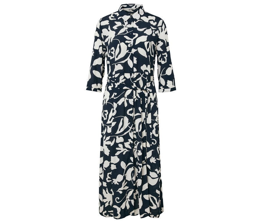 Longue robe chemise avec un fond bleu marine et un motif floral blanc.