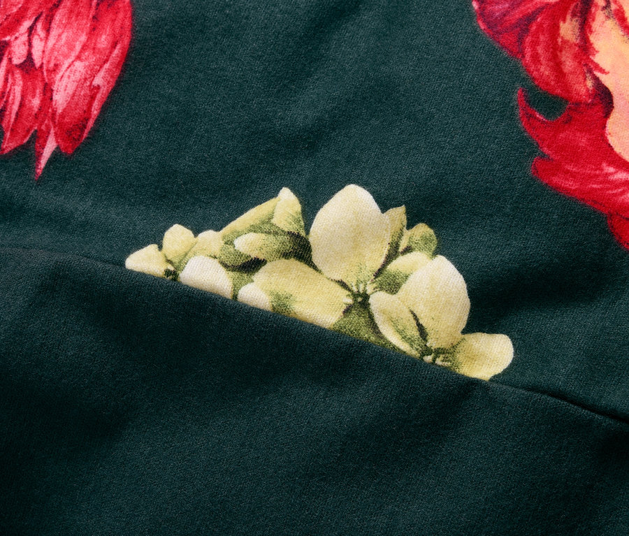 Gros plan sur une parure de lit en molleton verte de taille standard avec un motif floral.