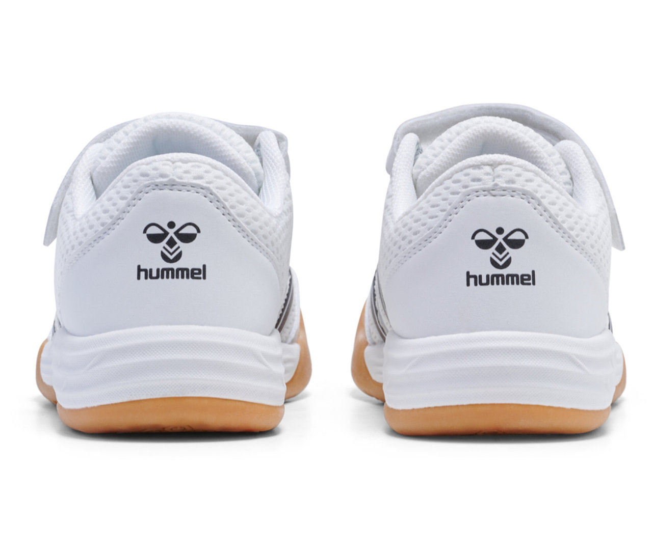 Deux chaussures blanches hummel® Multiplay Flex VC JR avec fermeture velcro et semelle marron, photographiées de dos.