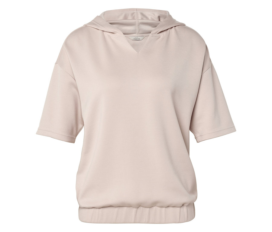 Un sweat à capuche beige à manches courtes est visible sur l'image.