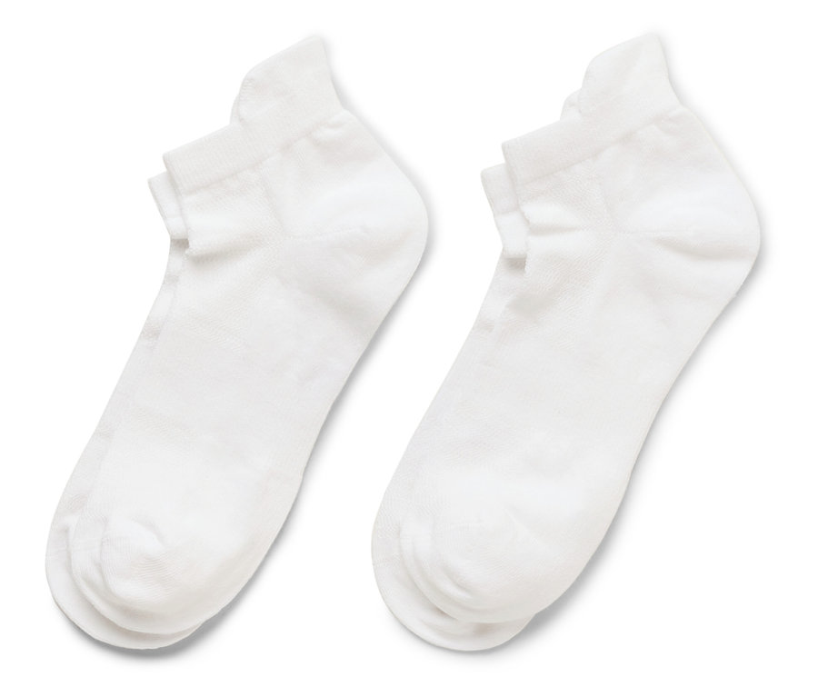 Deux chaussettes blanches sont posées côte à côte sur un fond blanc.
