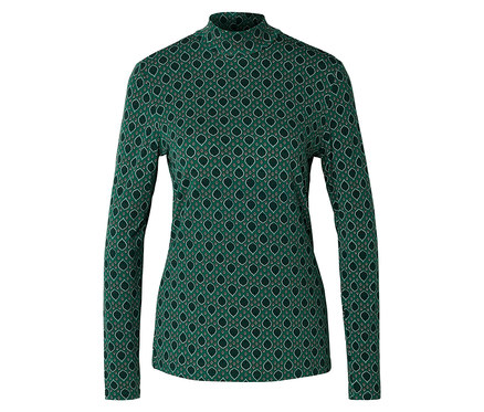Haut à manches longues vert à motifs avec col montant sur fond neutre.