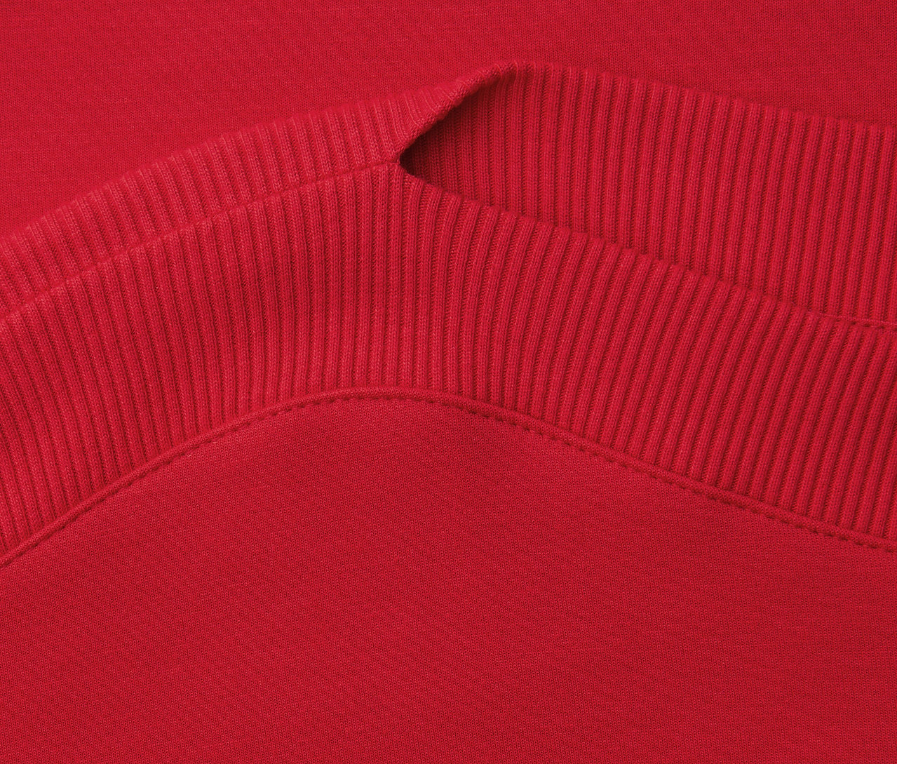 Gros plan de l'encolure côtelée d'une chemise à manches courtes rouge Street One.