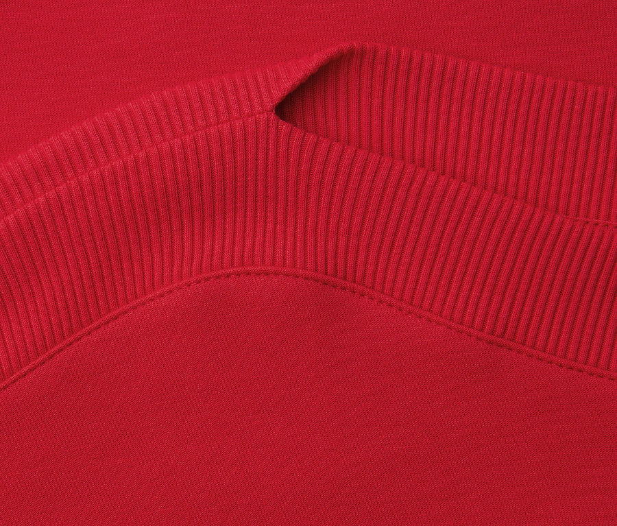 Gros plan de l'encolure côtelée d'une chemise à manches courtes rouge Street One.