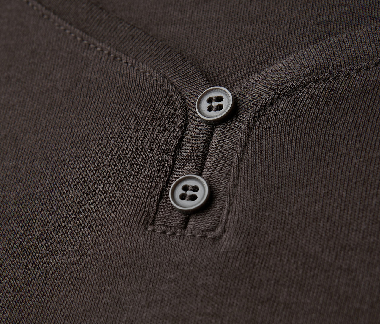 Gros plan sur un maillot 3/4 marron avec détail bouton de Street One.