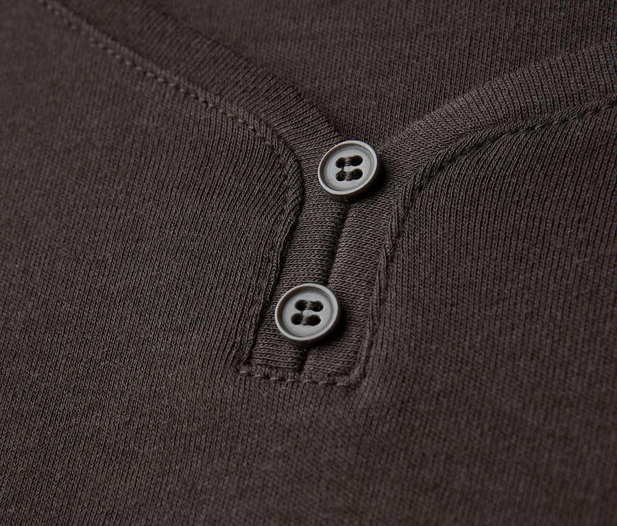 Gros plan sur un maillot 3/4 marron avec détail bouton de Street One.