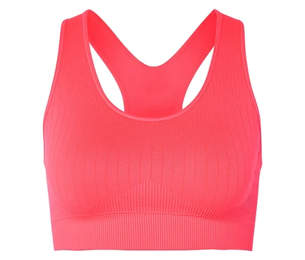 Gros plan d'une brassière de sport côtelée corail avec un dos nageur sur fond blanc.